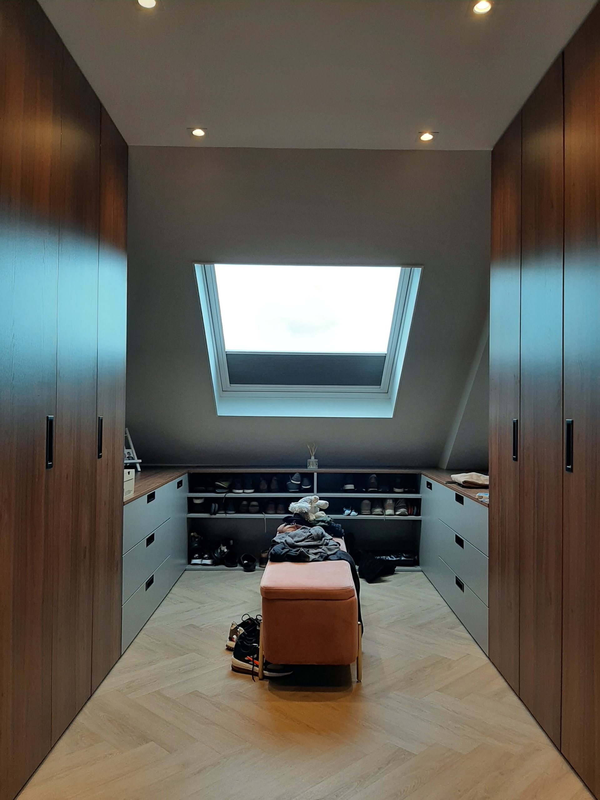 Project Inloopkast onder schuin dak - De Kastenmaker