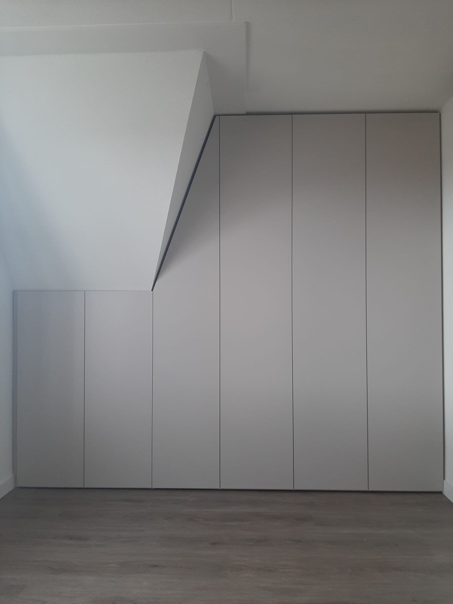 Kastenwand schuin dak - De Kastenwand