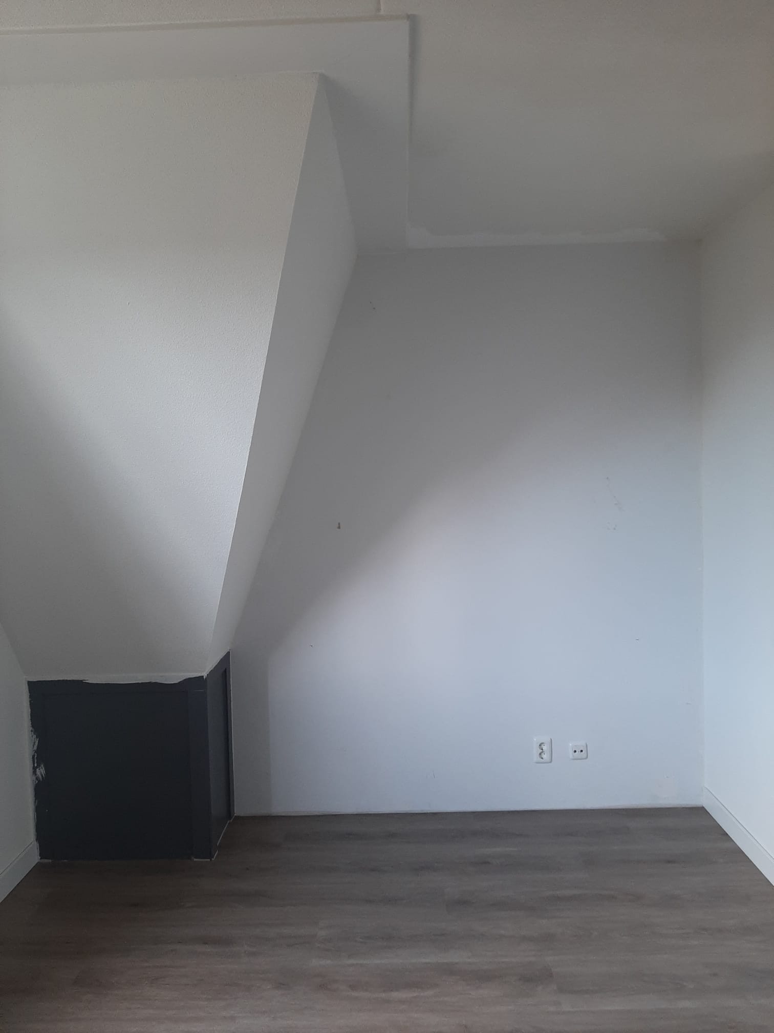 Kastenwand schuin dak before - De Kastenmaker
