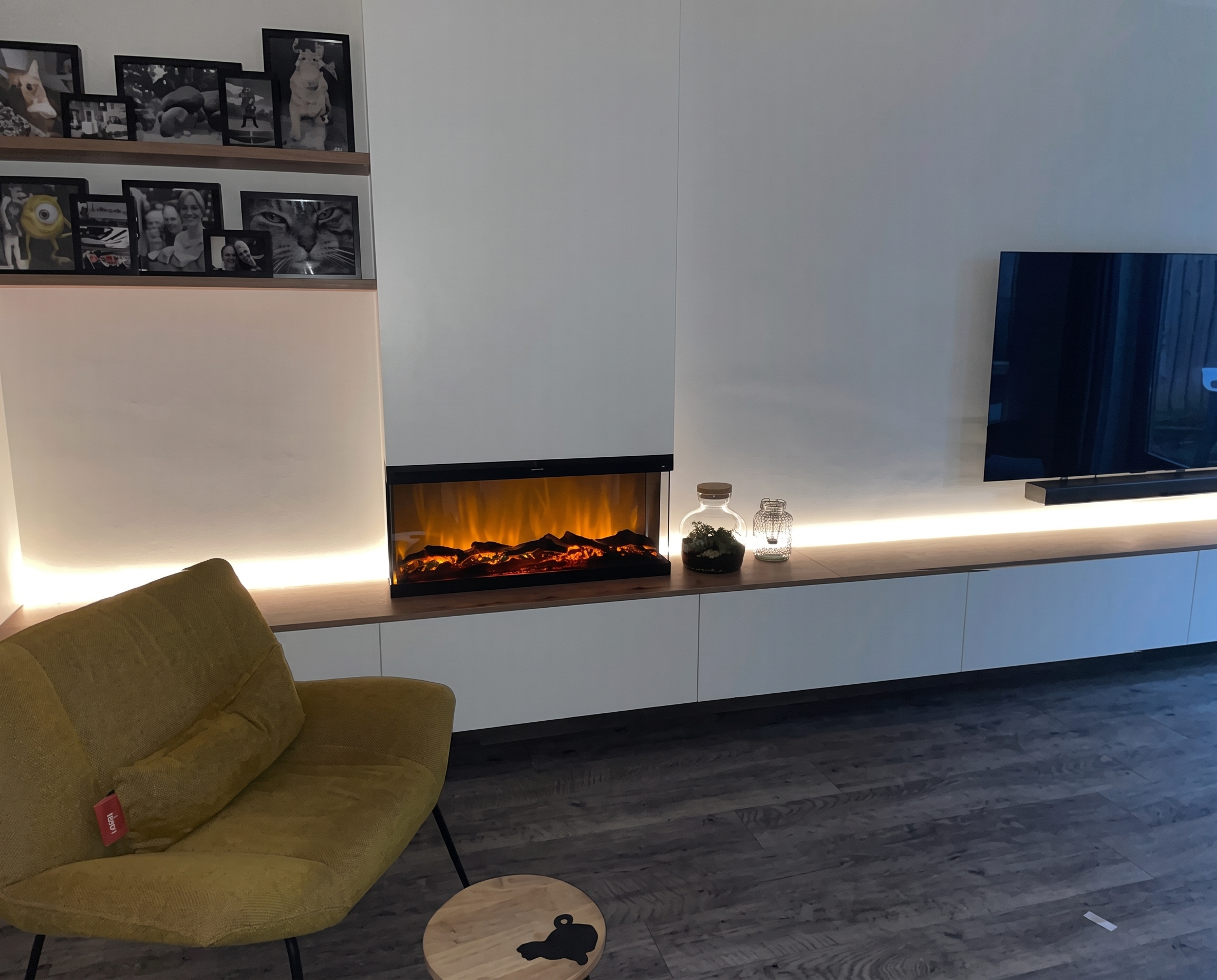 Maatwerk cinewall met elektrische sfeerhaard, tv-meubel en geïntegreerde verlichting