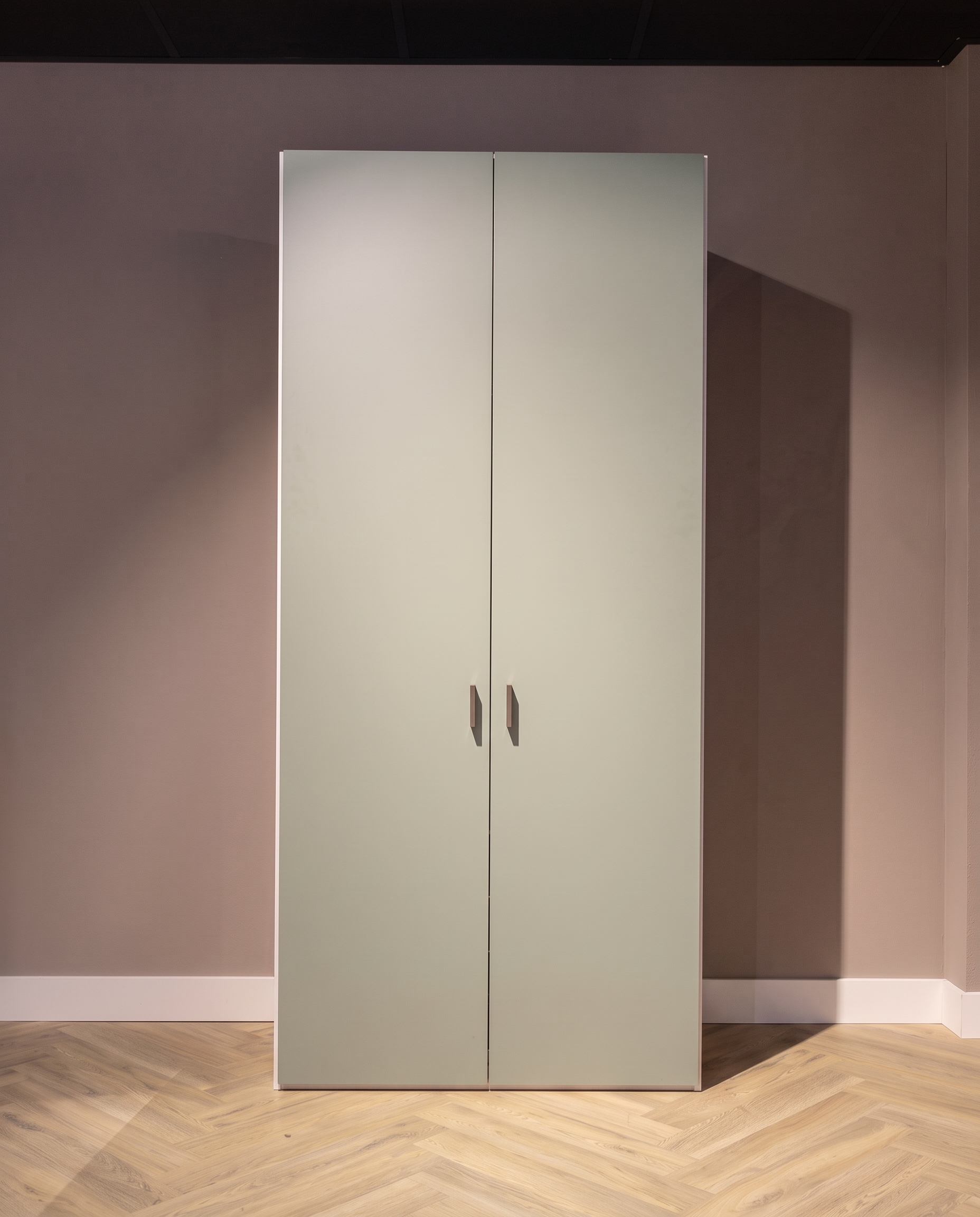 2-deurs kledingkast vanaf €345: compact en slim ingedeeld