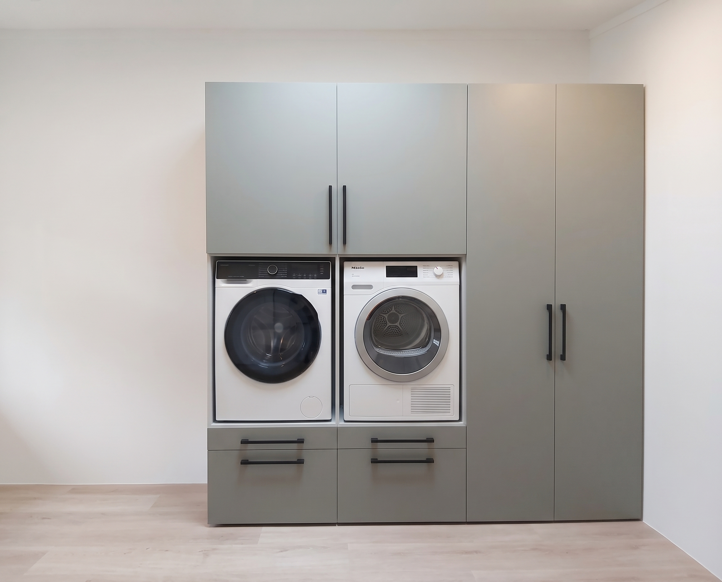 Wasmachinekast op maat met extra opbergruimte